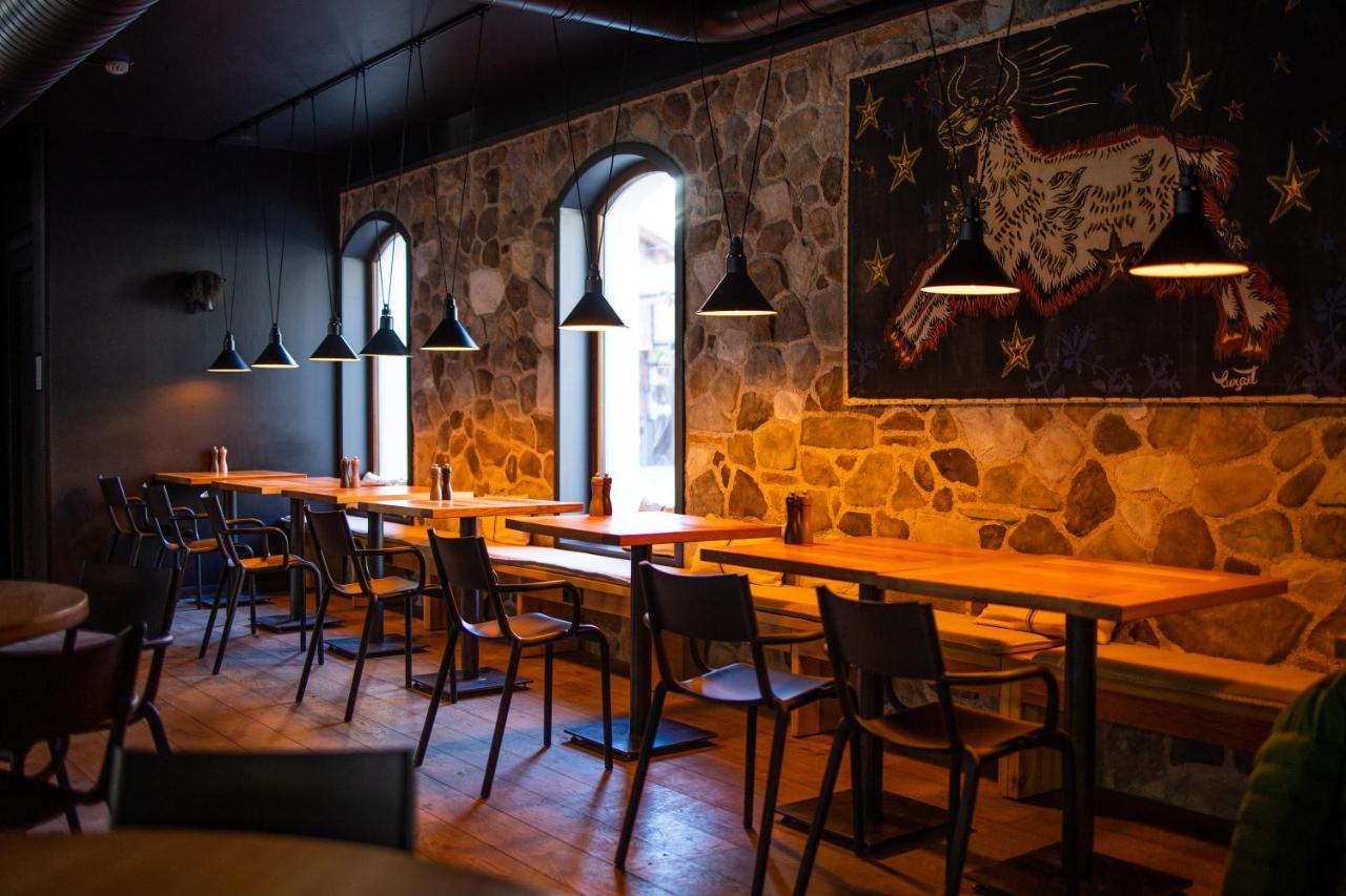 Hotel Restaurant Le Monetier Buitenkant foto
